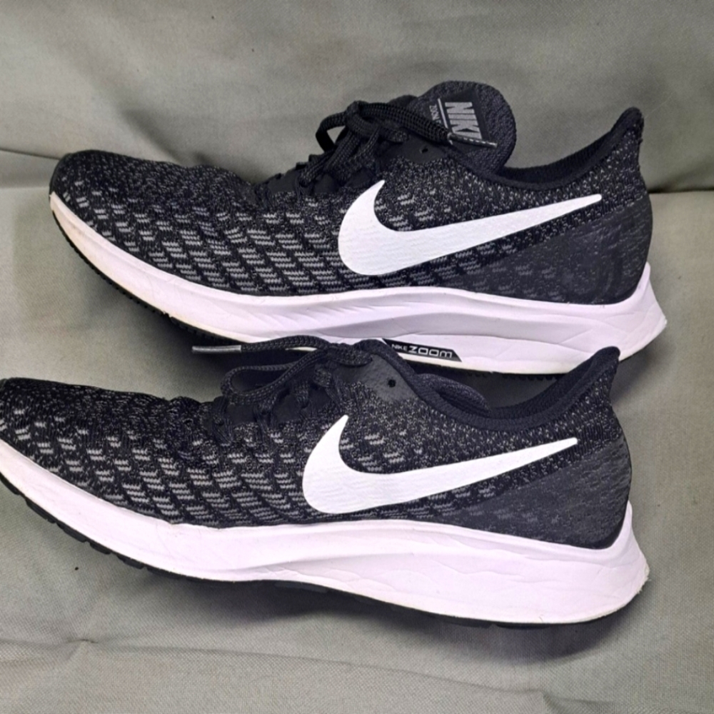 Nike new size 7 zoom pegasus.